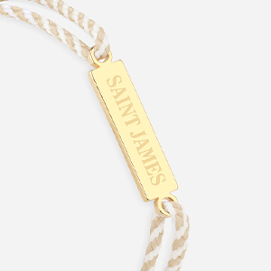 Logo Saint James rayé blanc et beige plaqué or
